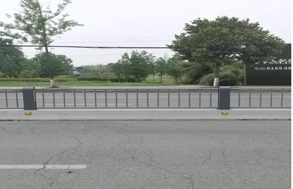 成都新都中央隔离栏安装(图1)